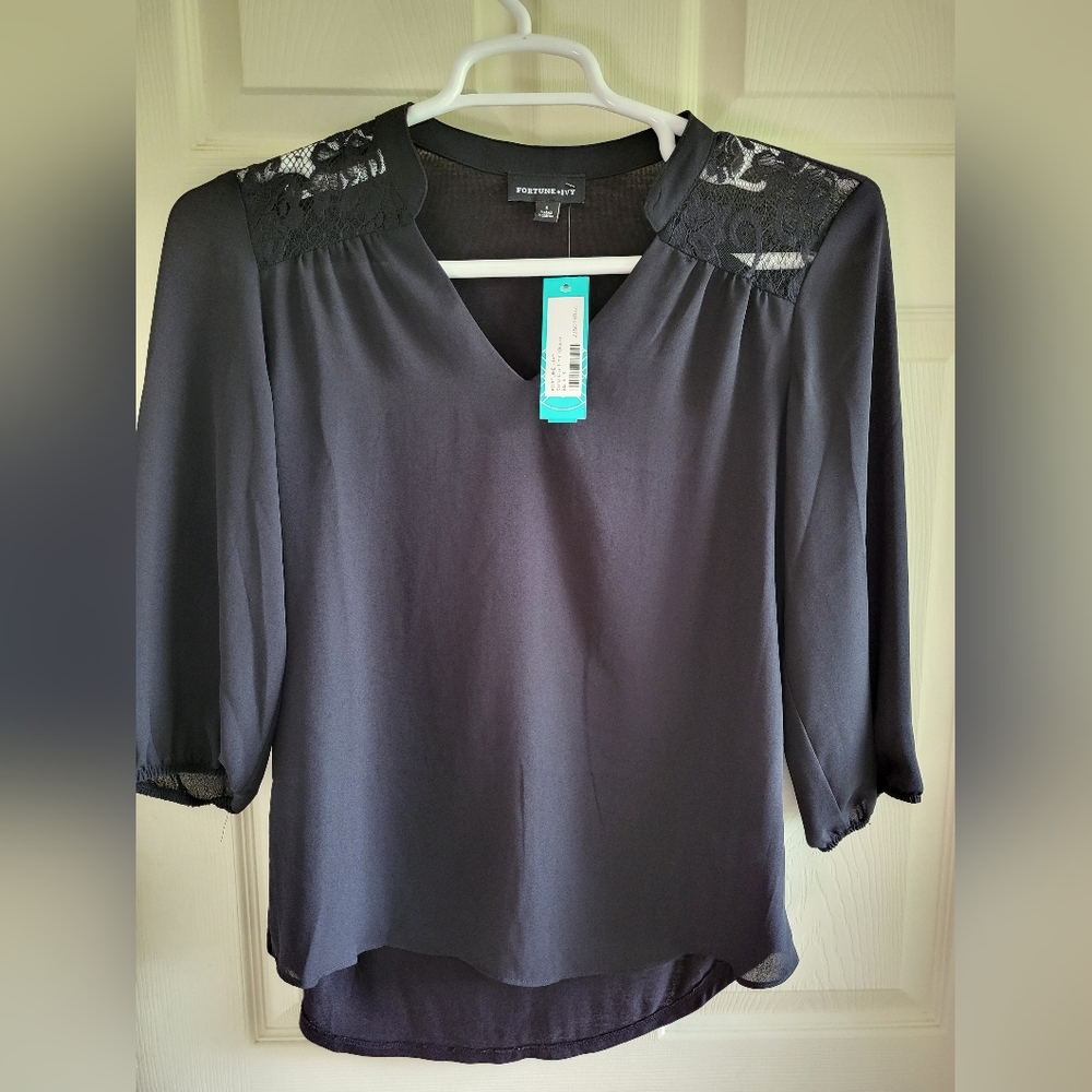 Blouse with lace shoulders